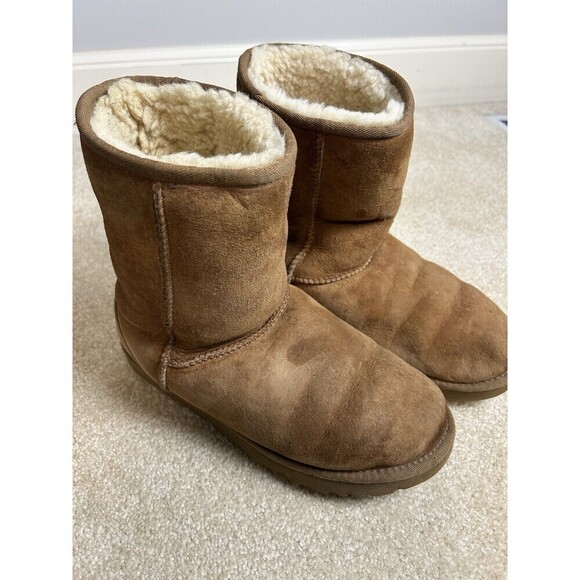 UGG Australia Shoes - UGG Women's Classic Short Boot Size 9 - Chestnut Suede Exterior Sherpa Lining